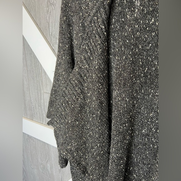 B12.07 NWOT Lane Bryant Gray Metallic Fuzzy Oversized Waterfall Cardigan 26/28 - Picture 5 of 5